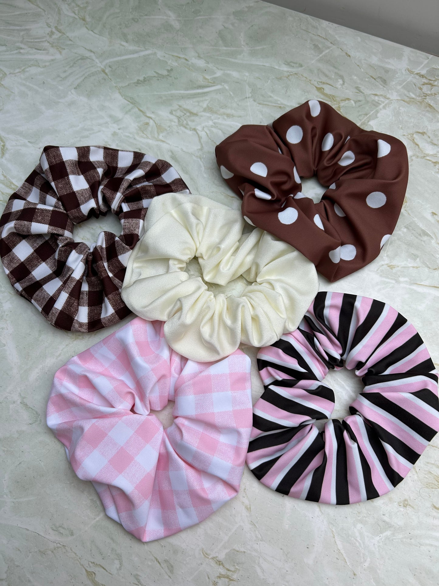 OVERSIZED SCRUNCHIE